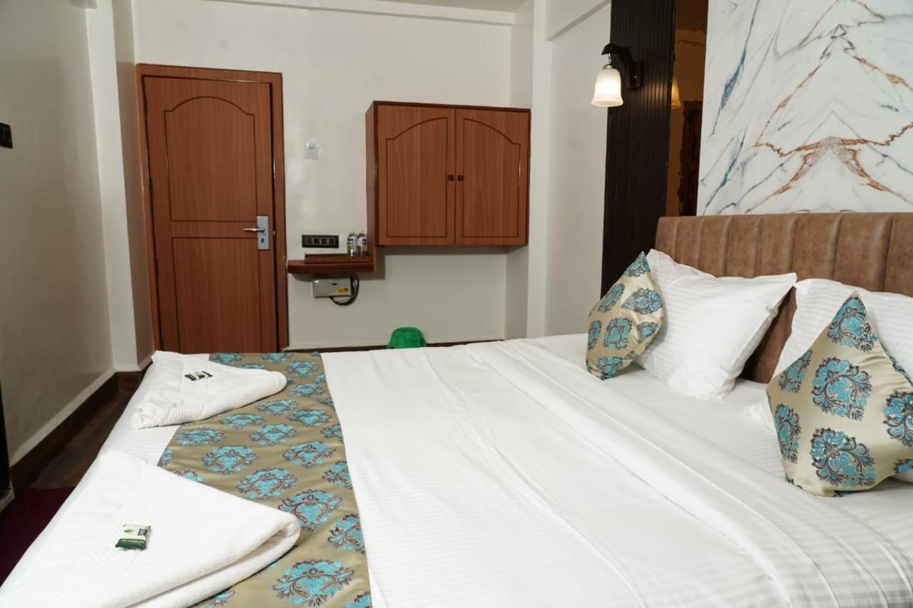 Hotel Padma Krishna Pune Esterno foto