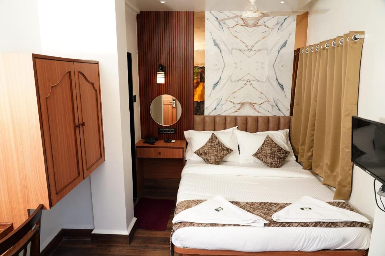 Hotel Padma Krishna Pune Esterno foto